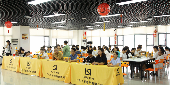 “空調(diào)WIFI西瓜，糕點(diǎn)雞翅披薩”，卡輪飾品歡樂(lè)趴